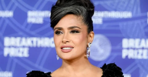 Salma Hayek a redefinit eleganța cu un coc argintiu spectaculos