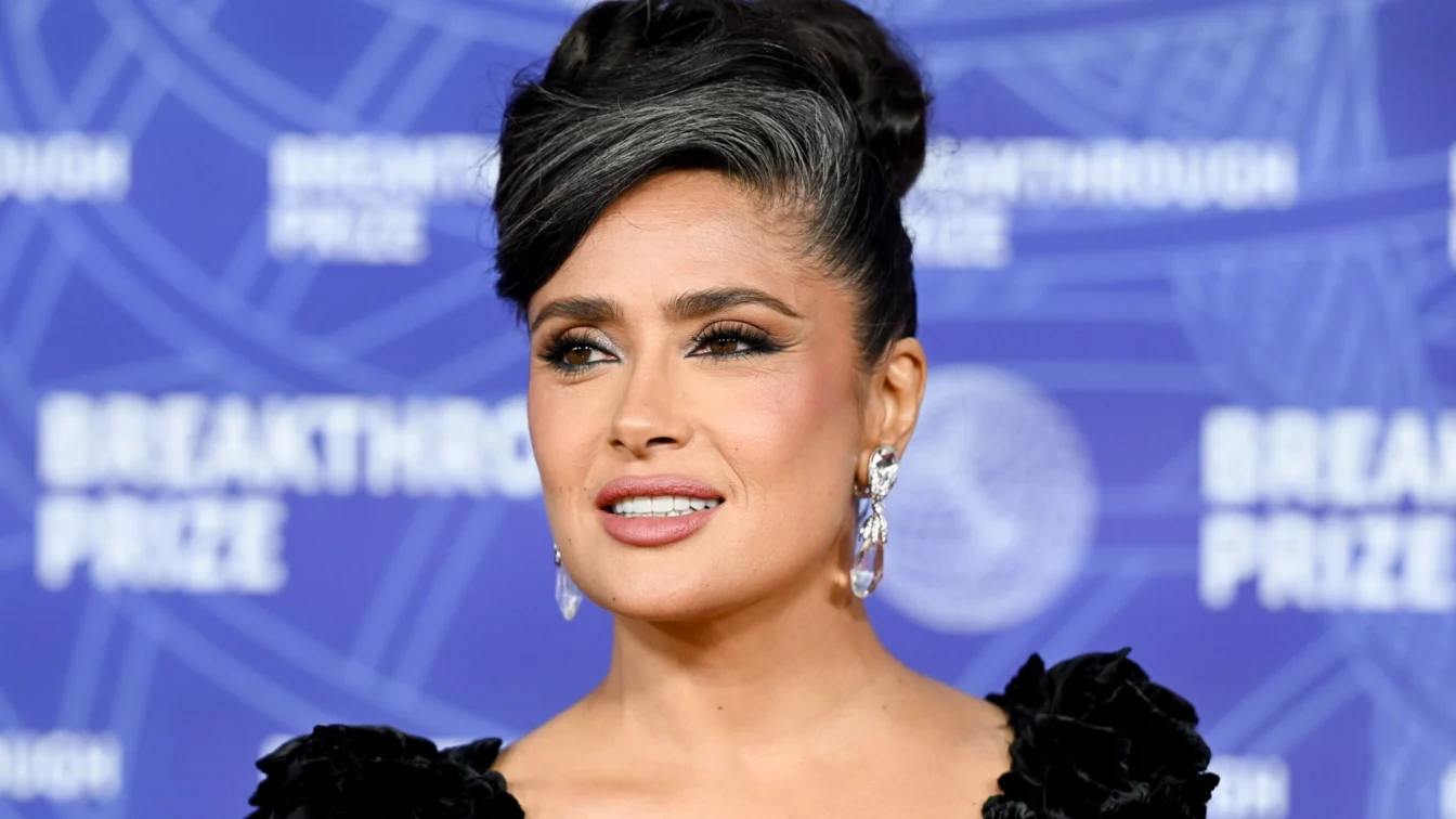 Salma Hayek a redefinit eleganța cu un coc argintiu spectaculos