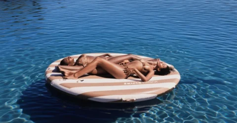 Skims și Funboy lansează 14 accesorii de piscină inspirate de Taylor Swift