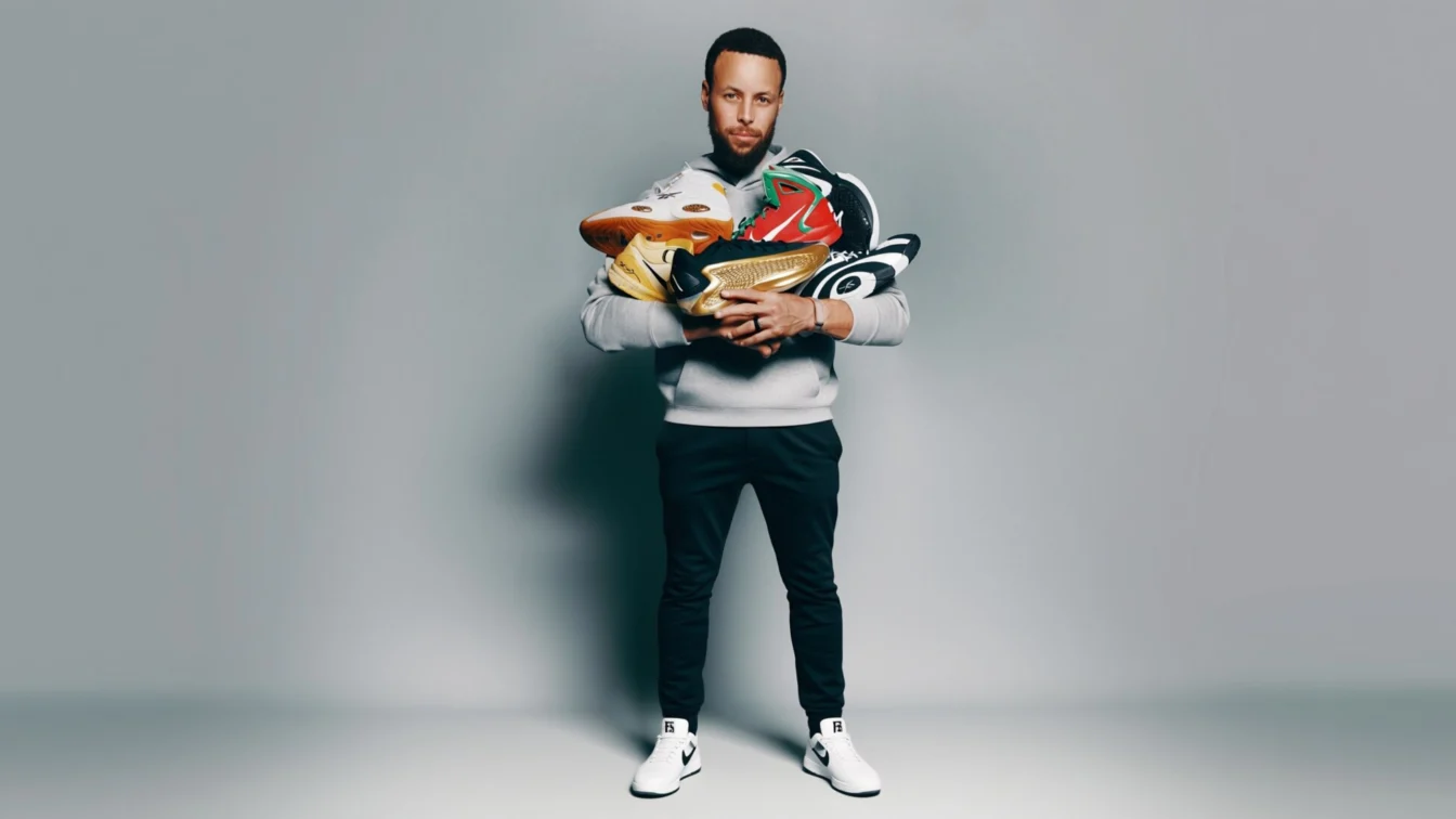 Peste 70 de perechi de adidași purtați de Stephen Curry ajung la licitație caritabilă