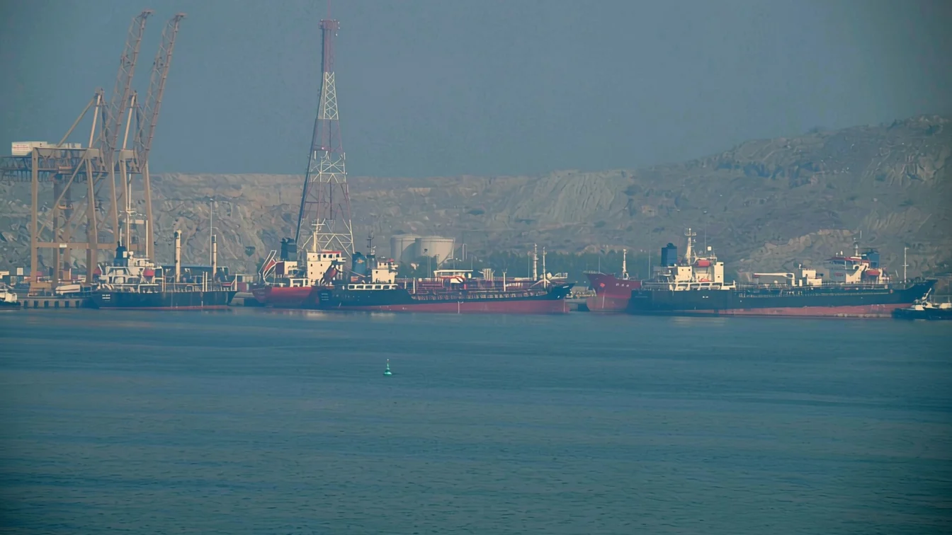 Trump ordonă blocarea Strâmtorii Ormuz și amenință China cu taxe de 50%