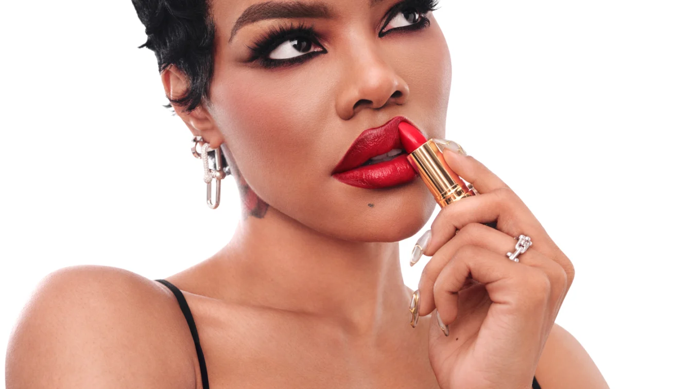 Revlon vinde 11 rujuri pe minut si o alege pe Teyana Taylor noua imagine