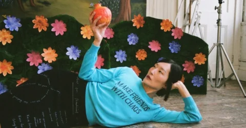 Tilda Swinton lanseaza o colectie vestimentara neasteptata. Mesajul de pe haine e surprinzator