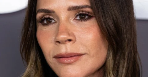 Victoria Beckham la 52 de ani uimește într-un costum alb purtat fără sutien