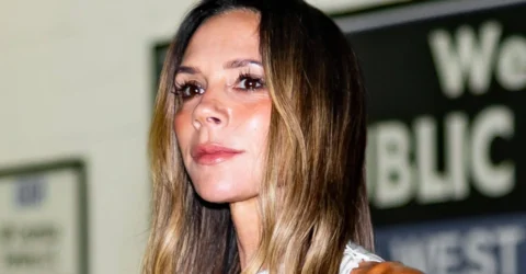 Victoria Beckham la 52 de ani uimește într-o rochie de mireasă cu spatele gol