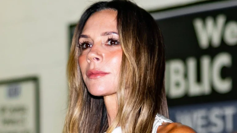 Victoria Beckham la 52 de ani uimește într-o rochie de mireasă cu spatele gol