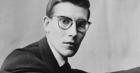 Peste 300 de piese dezvăluie cum fotografia a modelat cariera lui Yves Saint Laurent