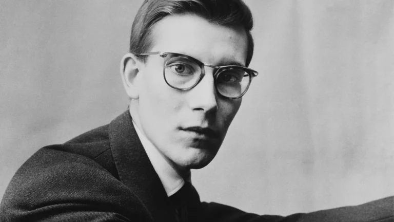 Peste 300 de piese dezvăluie cum fotografia a modelat cariera lui Yves Saint Laurent