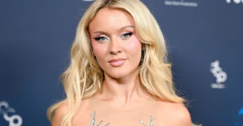 Zara Larsson readuce moda Y2K cu 7 tatuaje fluture strălucitoare pe spate