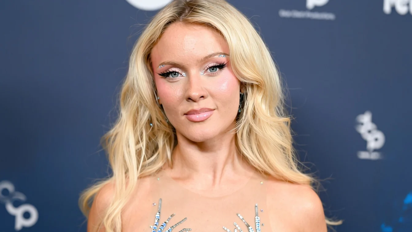 Zara Larsson readuce moda Y2K cu 7 tatuaje fluture strălucitoare pe spate