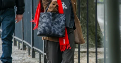 Zoë Kravitz are soluția de stil pentru vremea capricioasă din Londra