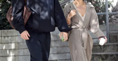 Zoë Kravitz afiseaza un inel de logodna cu diamant urias alaturi de Harry Styles