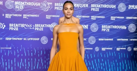 Zoe Saldaña aduce pe covorul roșu o creație Alaïa din colecția toamnă 2026