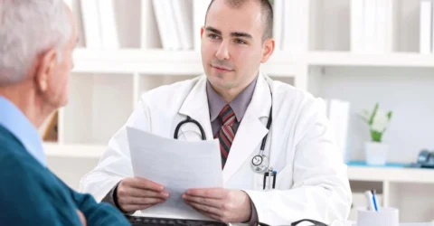 Tremorul mainilor anunta boala Parkinson? Cand ar trebui sa mergi la medic