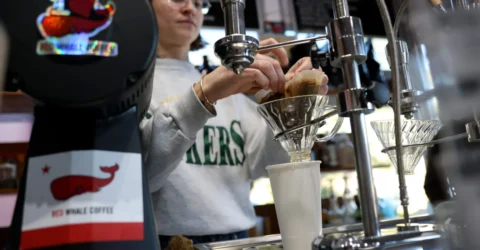 Doar 3 cești de cafea pe zi îți pot îmbunătăți sănătatea intestinală