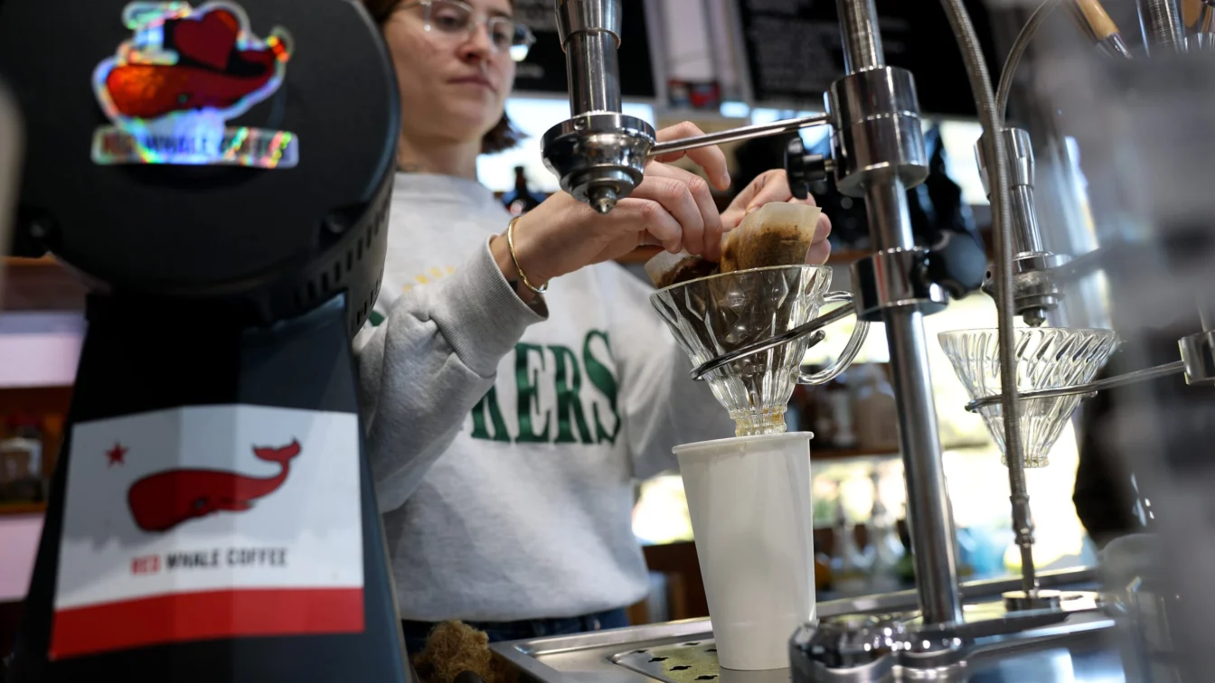 Doar 3 cești de cafea pe zi îți pot îmbunătăți sănătatea intestinală