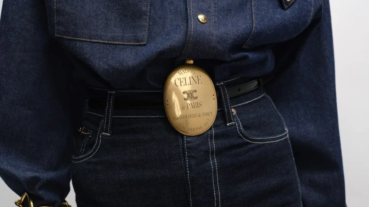 Cureaua Celine de 790 de lire care a devenit accesoriul momentului și e peste tot