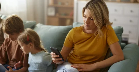 1 din 8 mame suferă de depresie postnatală. Ce rol joacă rețelele sociale?