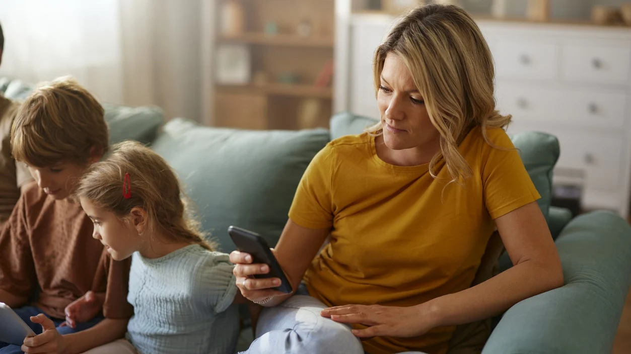 1 din 8 mame suferă de depresie postnatală. Ce rol joacă rețelele sociale?