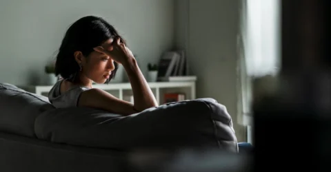 Boala rară care afectează 14 din 100.000 de oameni e confundată cu oboseala