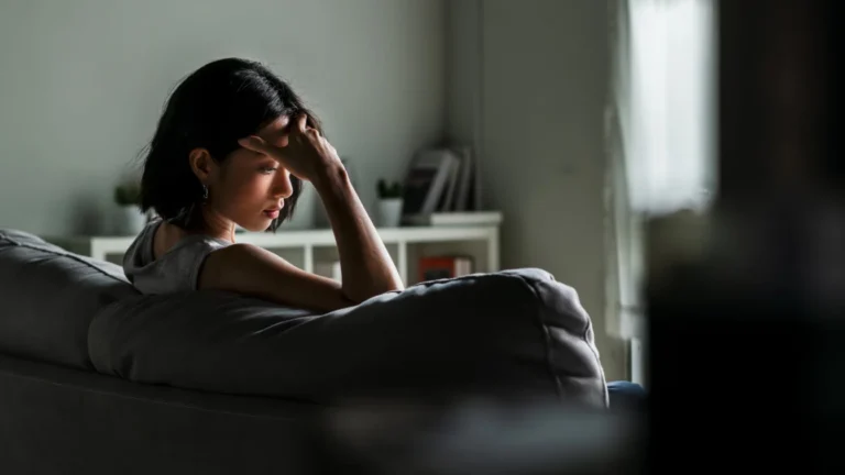 Boala rară care afectează 14 din 100.000 de oameni e confundată cu oboseala