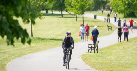 Exercițiul de patru ori mai eficient decât mersul pe jos pe care îl poți face zilnic