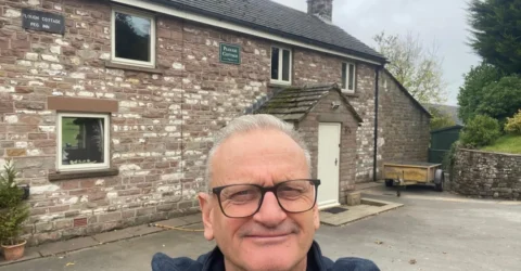 Un bărbat care urina de 18 ori pe zi a primit o nouă viață după o operație cu robotul