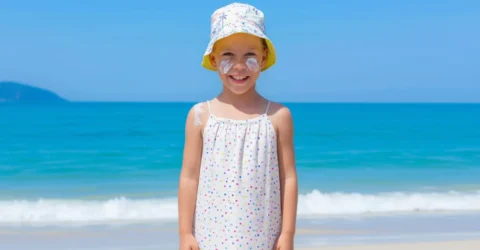 11 trucuri geniale ca să-ți convingi copilul să folosească crema de soare
