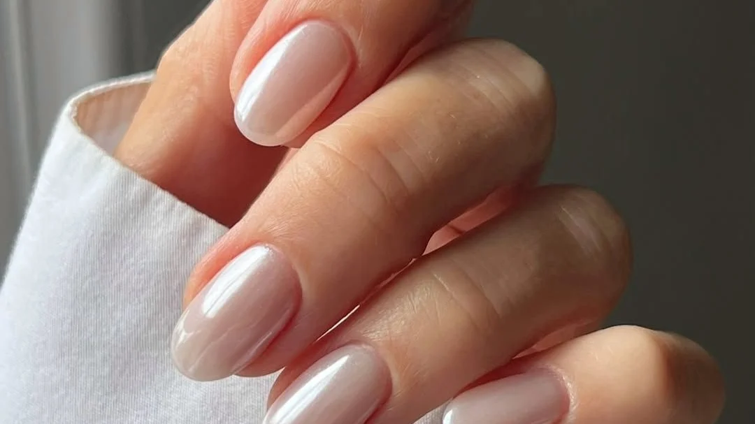 Unghiile soft chrome sunt trendul primaverii cum obtii manichiura vedetelor