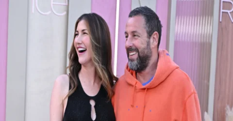 Adam Sandler, criticat pentru ținuta de la premiera filmului. Contrast cu eleganța soției.