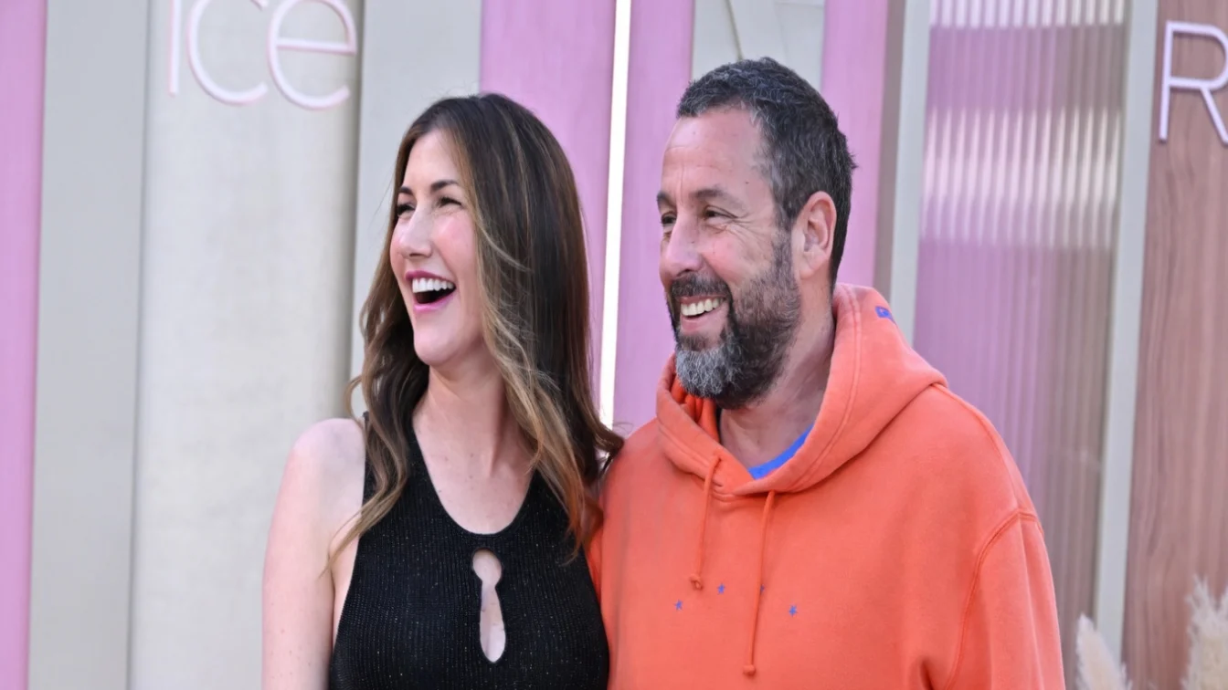 Adam Sandler, criticat pentru ținuta de la premiera filmului. Contrast cu eleganța soției.