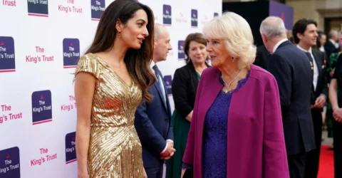 Amal Clooney lauda parfumul Reginei Camilla la Londra. Ce produse de machiaj a folosit
