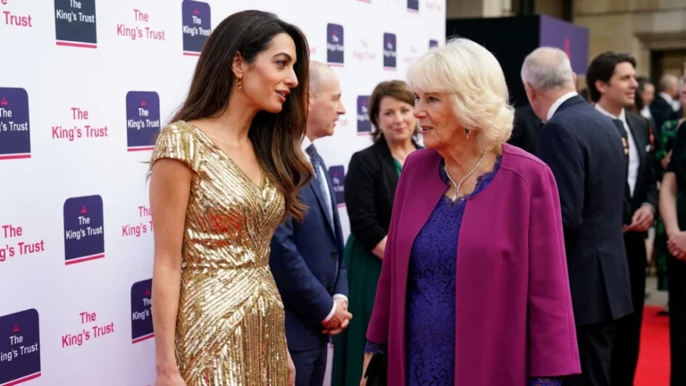Amal Clooney lauda parfumul Reginei Camilla la Londra. Ce produse de machiaj a folosit