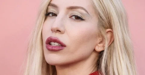 Ava Max a publicat o fotografie topless, primind 61.000 de aprecieri.
