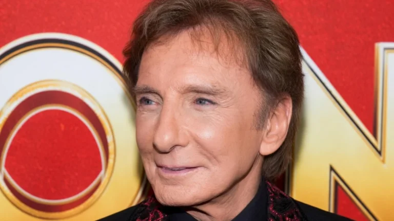 Barry Manilow, la 82 de ani, a recunoscut ca a apelat la operatii estetice.