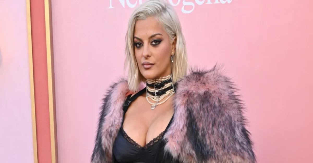 Bebe Rexha, criticată pentru apariția pe covorul roșu. Reacția artistei la comentariile despre corp.