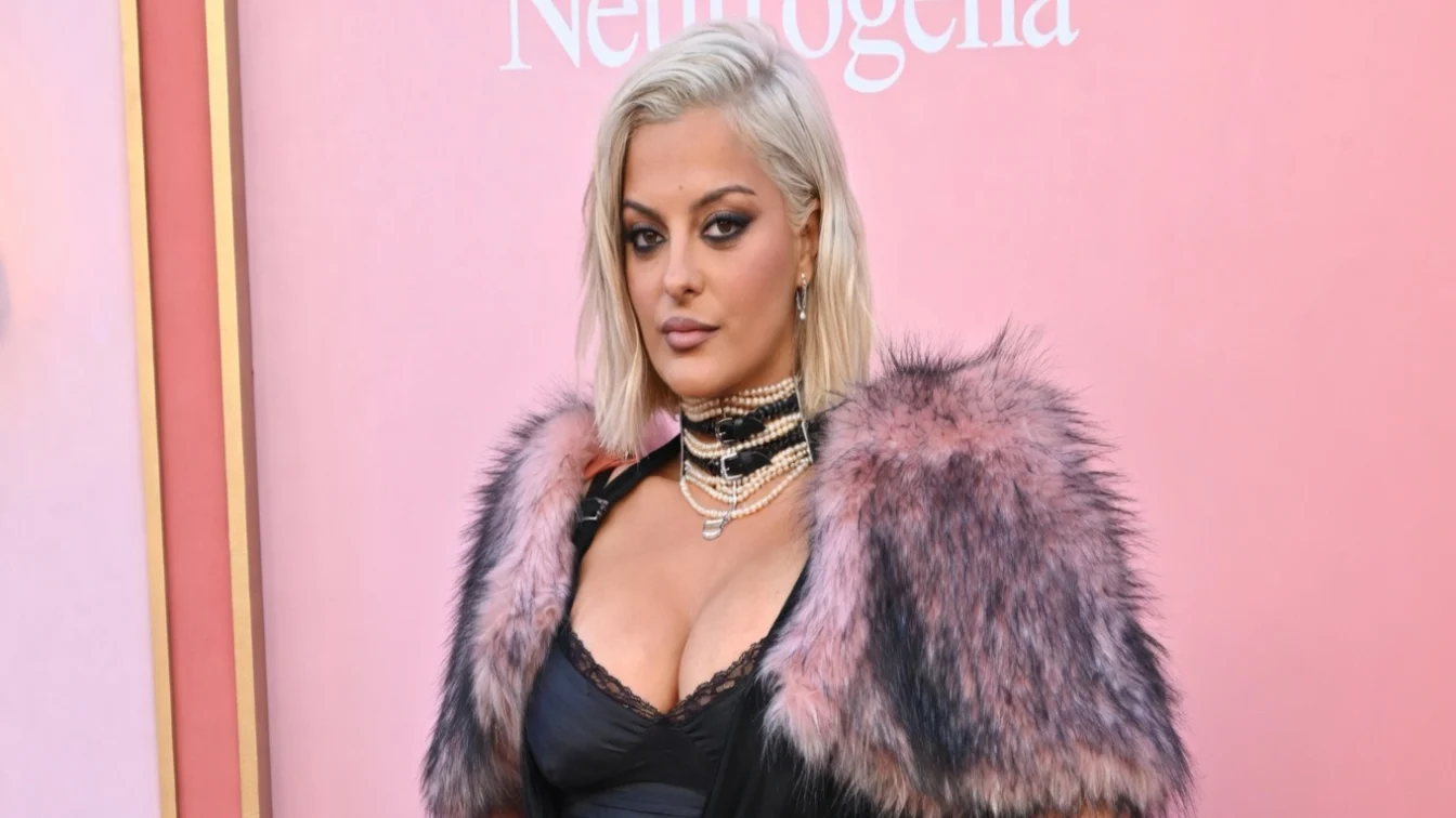 Bebe Rexha, criticată pentru apariția pe covorul roșu. Reacția artistei la comentariile despre corp.