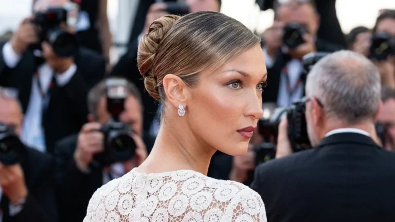 Rochia Schiaparelli purtată de Bella Hadid la Cannes a stârnit dezbateri ample pe rețelele sociale.