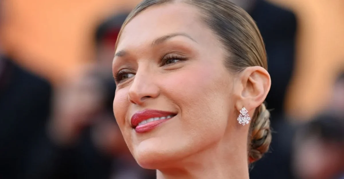 Secretul unei garderobe perfecte de vacanta. Ce a purtat Bella Hadid pe iaht