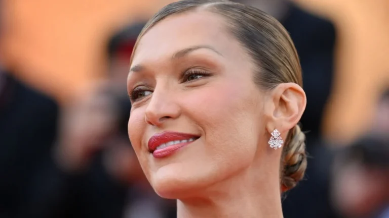 Secretul unei garderobe perfecte de vacanta. Ce a purtat Bella Hadid pe iaht