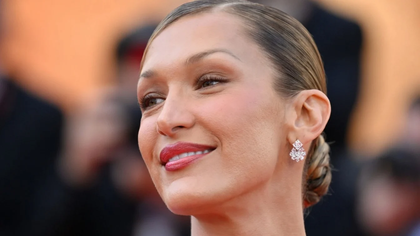 Secretul unei garderobe perfecte de vacanta. Ce a purtat Bella Hadid pe iaht