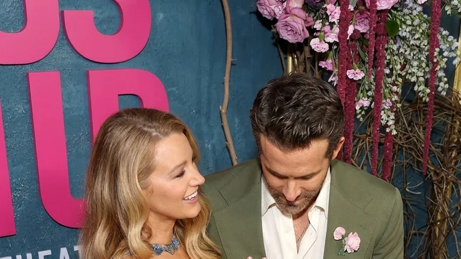 Blake Lively & Ryan Reynolds pose together at