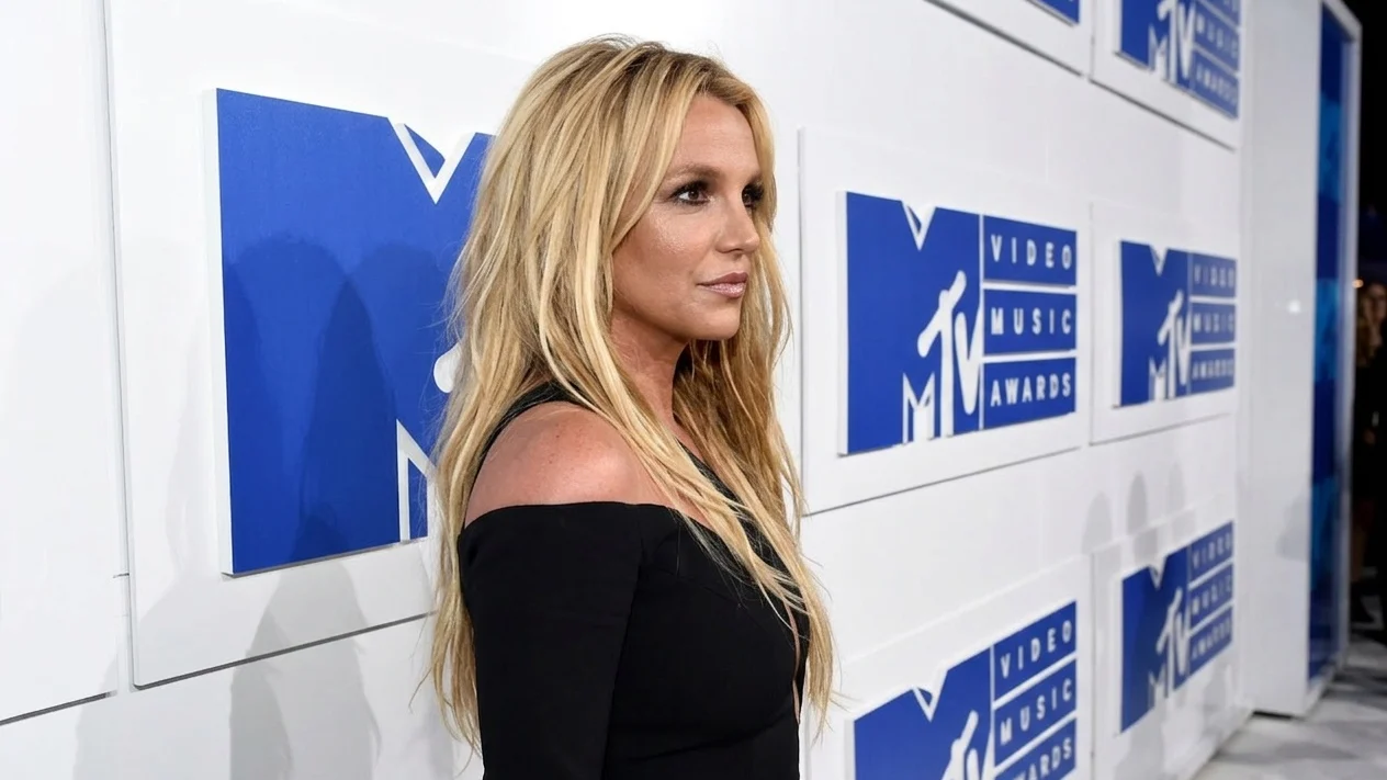Britney Spears wearing a Julien MacDonald dress, H Stern jewels, and Christian Louboutin shoes arrives at the 2016 MTV Video Music Awards