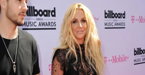 Britney Spears, mesaj de recuperare după un an dificil. Vitralii din sticlă spartă, terapie în bucătărie.