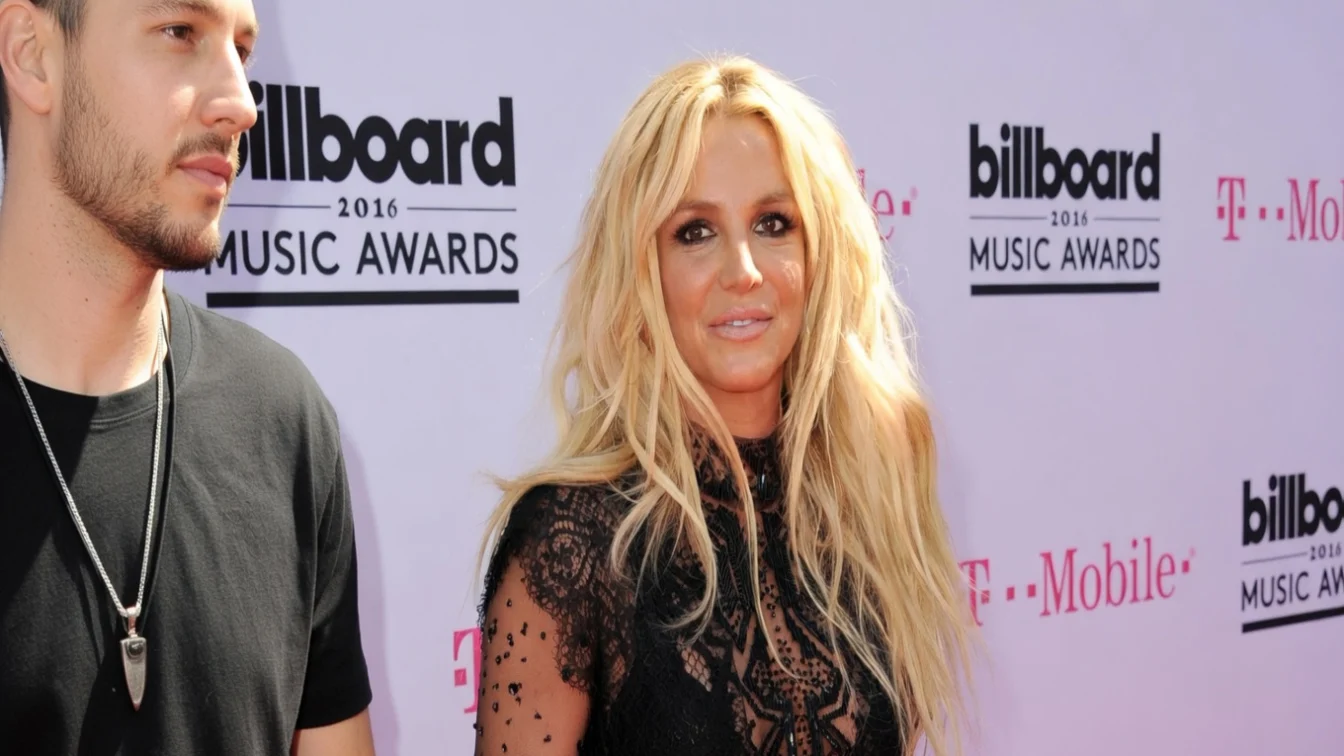 Britney Spears, mesaj de recuperare după un an dificil. Vitralii din sticlă spartă, terapie în bucătărie.