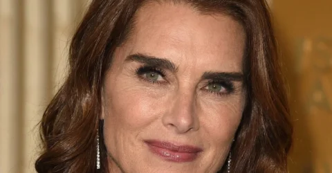 Brooke Shields revine in comedie la 60 de ani. Actrita lanseaza un nou serial de mister
