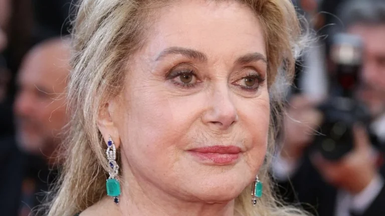 Catherine Deneuve, apariție elegantă la 82 de ani. Actrița a strălucit pe covorul roșu la Cannes.