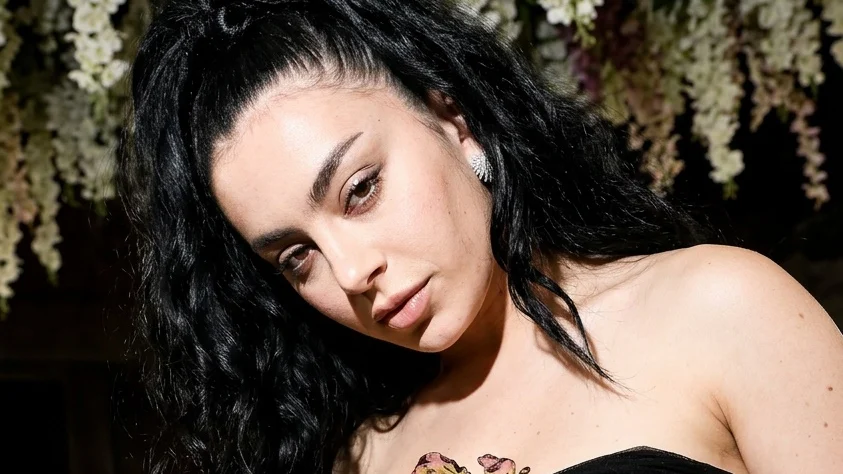 Charli XCX, cu șase coafuri diferite, în noul videoclip „SS26”. Artista propune schimbări de look.