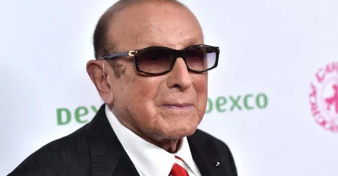 Clive Davis, producătorul muzical legendar, a fost spitalizat de urgență la 94 de ani.