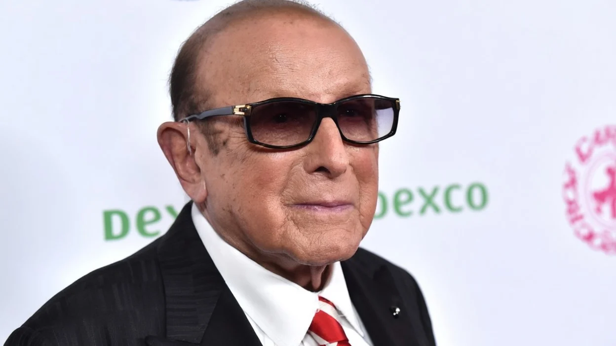 Clive Davis, producătorul muzical legendar, a fost spitalizat de urgență la 94 de ani.